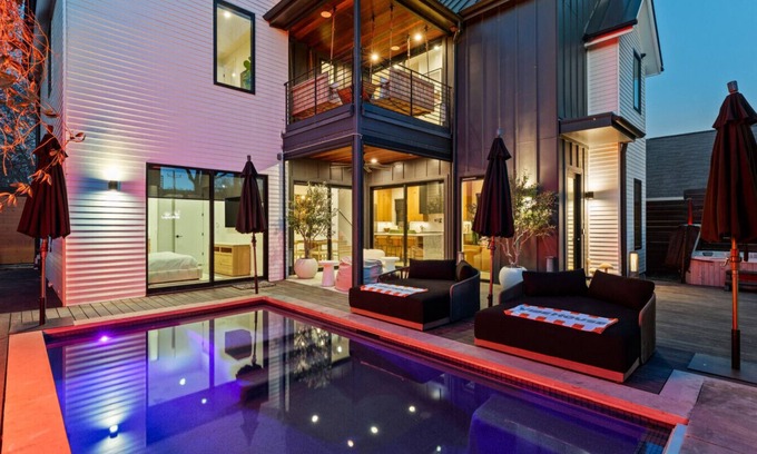 Zilker House | New! 6 BR, 4.5B, Pool, Hot Tub, Cold Plunges, Outdoor Sauna, Bar, 9 TVs, Arcade