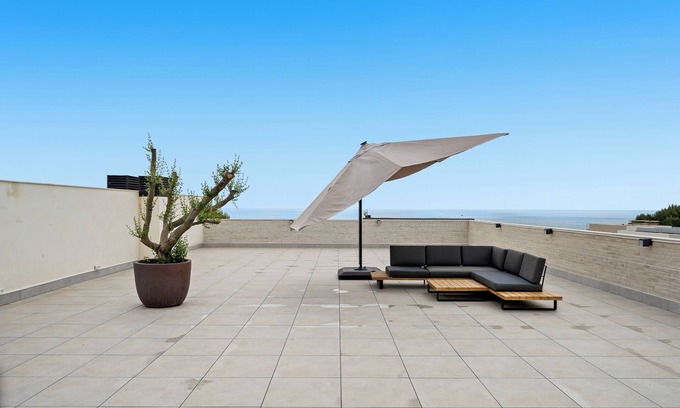 Roques Daurades Apartment | New apartment 'Penthouse Faro' with Sea View, Wi-Fi and Air Conditioning
