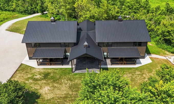 Stanton House | New Barn/Sleeps 12/2 Hot Tubs/EV Charger