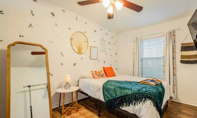 New Braunfels House | New Braunfels - River Bungalow Near Comal Tubing & Schlitterbahn + Lux Tub