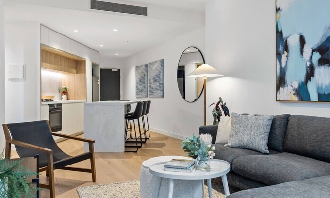 Melbourne Central Business District Apartment | New Central CBD, Pool, Gym, Wifi