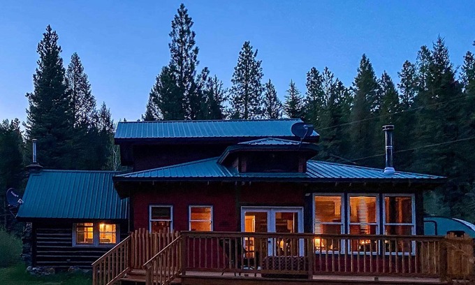 East Helena Cabin | NEW! Creekside Clancy Cabin in Helena Natl Forest!