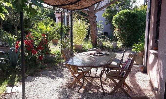 Gigean Cabin | New detached house, garden level, very bright, with pergola