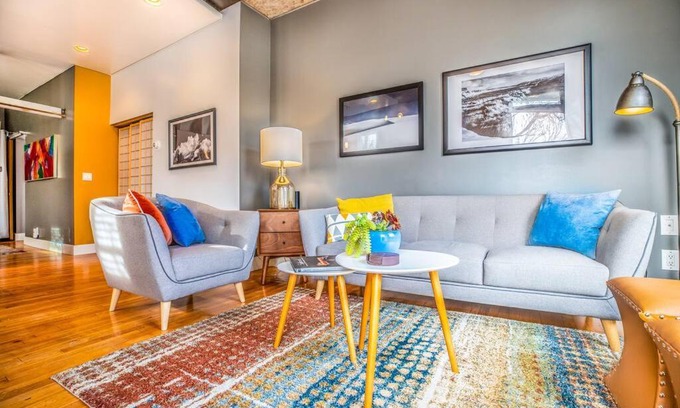 East Central Apartment | New Distinctive Historical Unit from 5 Star Host