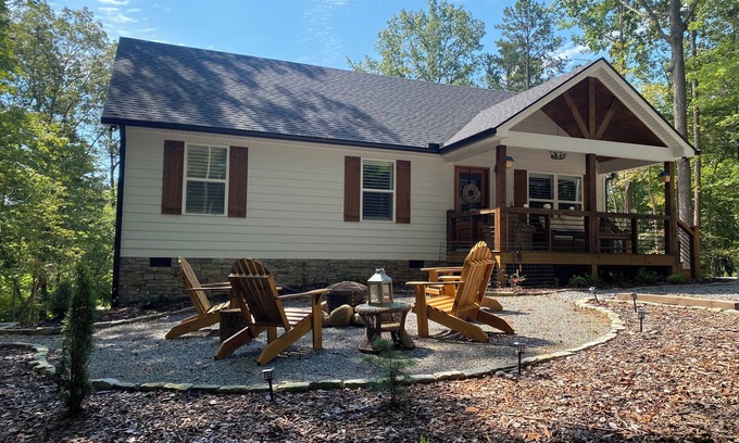 Ellijay Cabin | NEW Dog- Friendly Soothing Modern Cabin In Ellijay-Fire Pit & Resort Amenities!