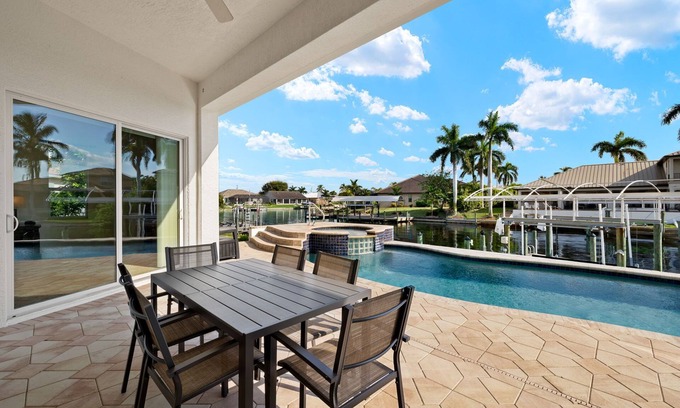 Pelican House | NEW EVERYTHING! 4-bed 3 bath South Facing spill over spa pool. 2 king suites