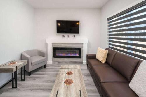 Lynnwood Ridge House | NEW Family 3BR w Yard, Sleeps 8! FREE Banff Pass, Wine, Netflix, Parking! Large Group OPTION!