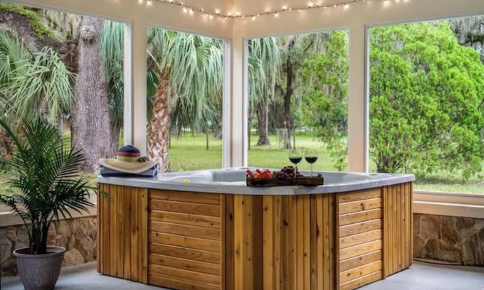 Crystal River House | NEW-Family Fun Oasis-Near Springs-Bring Your Boat-Huge Yard-Game Room-Spa-EV