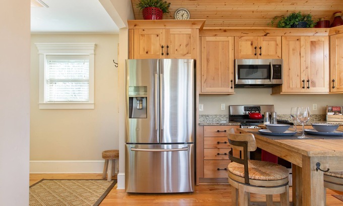 Falconhurst House | New Guest House in Asheville - GREAT LOCATION! FULLY FURNISHED!