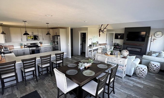 Diamond Ridge House | New home with views of Cook Inlet and towering glaciated volcanoes