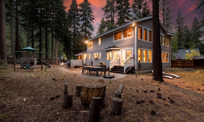 Christmas Valley House | *NEW* Hot Tub + Fire Pit + Playground