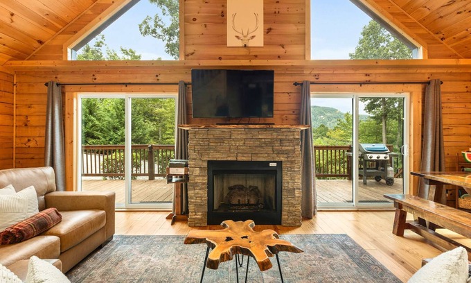 Lake Lure Cabin | New Hot Tub|Mountain Views|Pet Friendly