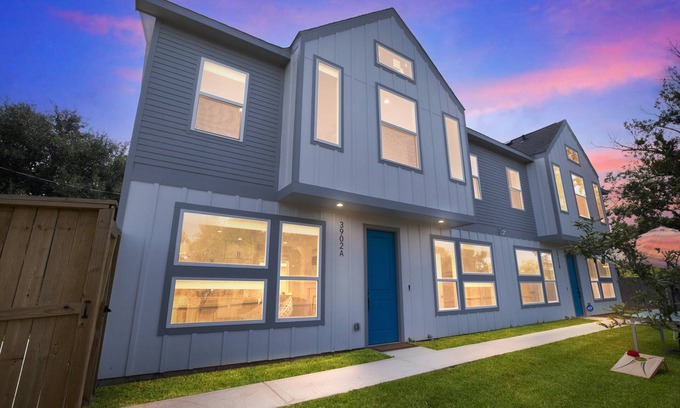 Southeast Houston House | NEW! Houston Cozy Retreat | 3BR 3BA | Downtown Views