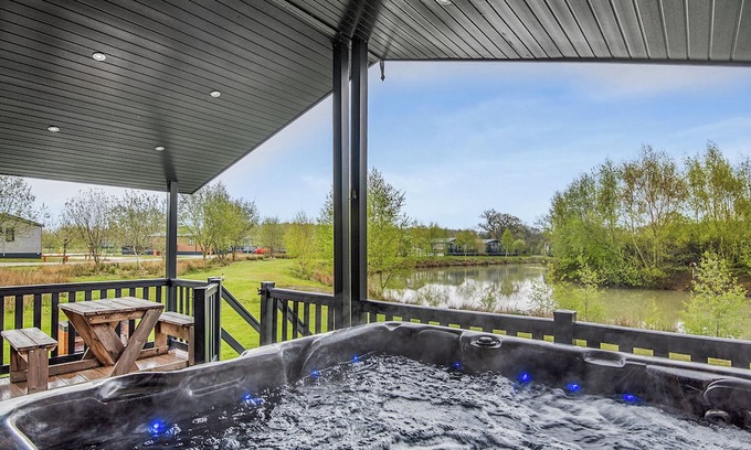 Woodhall Spa Ski Chalet | New in 2018. Modern and luxurious lodge with lakeside view.