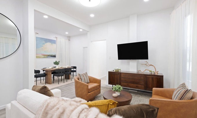 Hoboken Apartment | New! King Bed, Game Room, 20 Mins to NYC, 1800 sqft, Seconds to NYC Skyline view