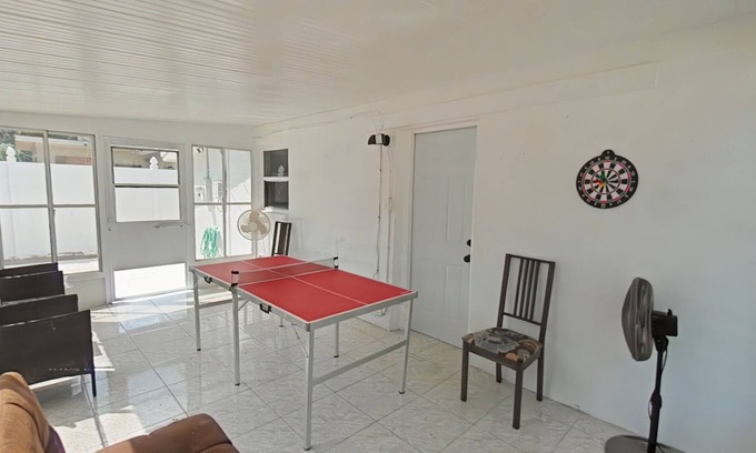 West Lealman House | NEW LISTING-COZY HOME-PING PONG TABLE/DARTBOARD/BBQ-NEAR BEACH/RESTAURANTS!
