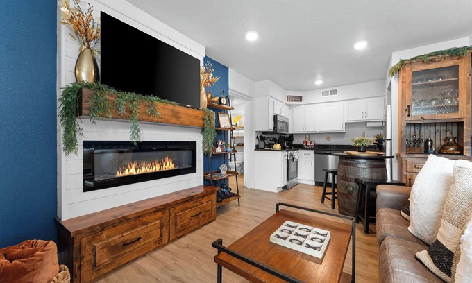 Downtown Branson Condo | *New Listing* Downtown Getaway: No'Stairs/2 Pools/Fireplace/King Bed