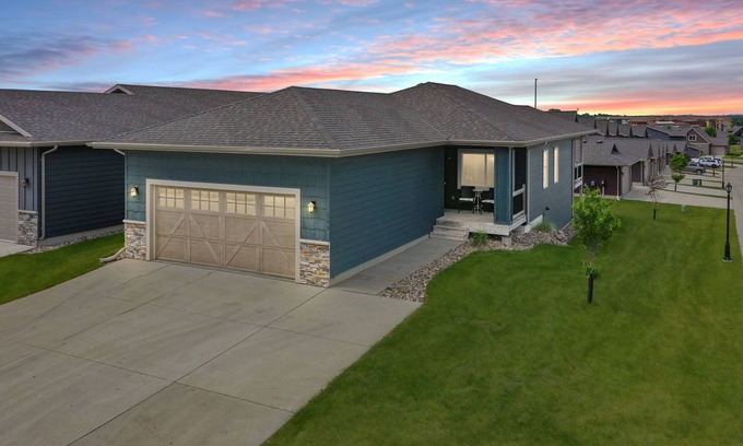 Spirit Lake House | New Listing! Spacious 4 bedroom at Bridges Bay!