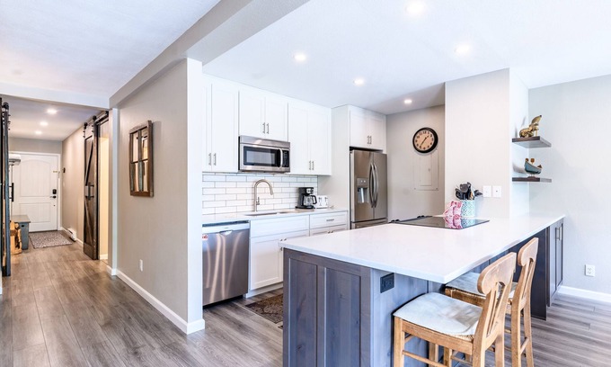 Four O'Clock Condo | New Listing! Updated Condo; Walk to town, Slopes or Hiking