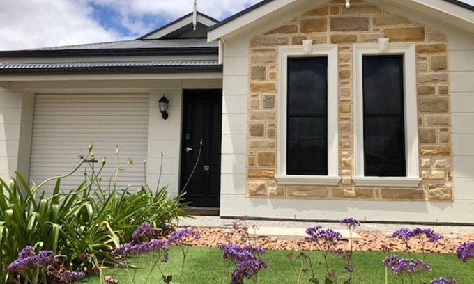 McLaren Vale House | *NEW* Luxe Getaway * 2 minute walk to town centre!