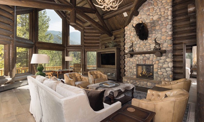 Gallatin Gateway House | New! Luxury Gallatin Riverview Lodge near Big Sky, sleeps 12