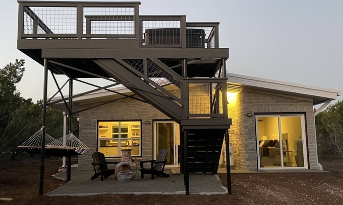 Blanco House | New mod container w/12-foot deck, hot tub, 360 amazing views, BOGO wine tasting