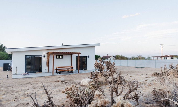 Joshua Tree House | *NEW* Modern boho home in Downtown Joshua Tree: Hot Tub + EV charger