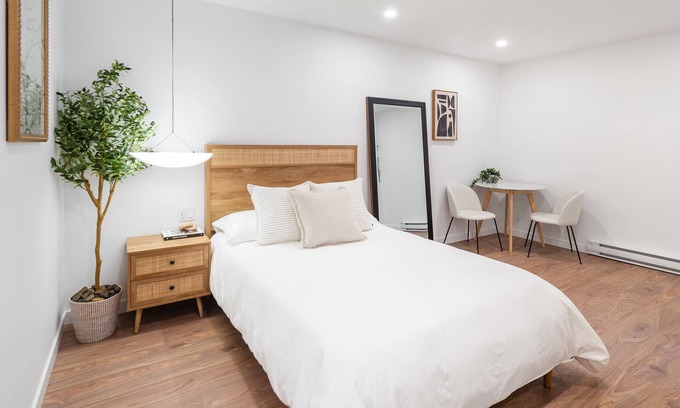 Burnaby House | New, Modern & Clean Luxury Studio Suite - Great Location!