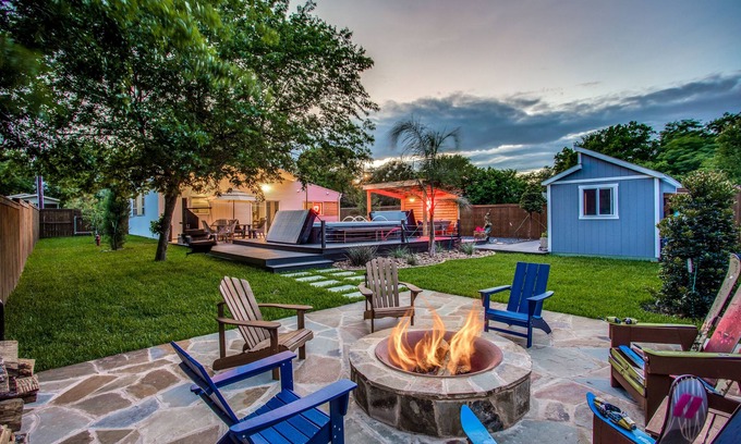 Lockhart House | NEW MODERN HOME, DESIGNED FOR COMFORT, SWIM SPA, TESLA CHARGER, 20 MIN TO ATX