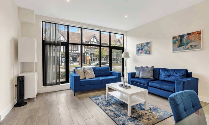 Cheam Apartment | New Modern London 2 Bed | Long Stays! with Parking