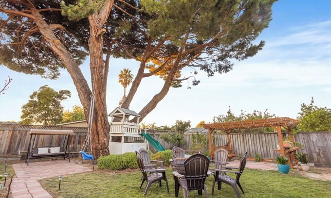 Newark House | New! Oasis w/Amazing Backyard, Firepit, BBQ & Games, close to techs