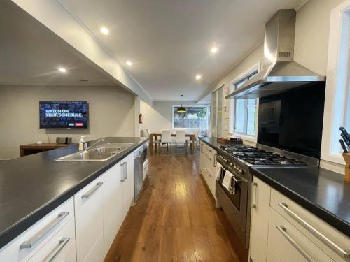 Hamilton House | New painted 5 bdms spacious house close to the Base
