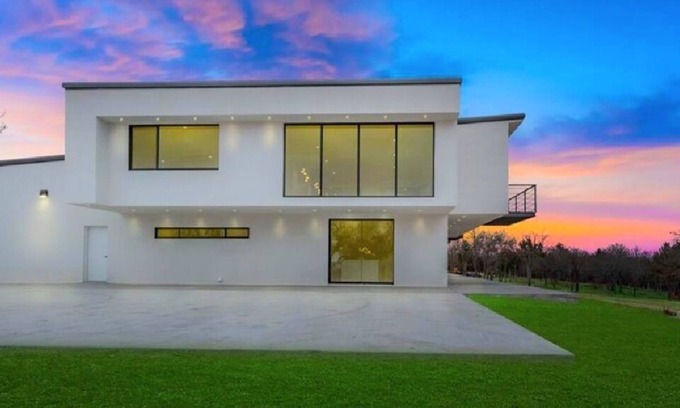 Ardmore House | New! Pure Luxury W Private Indoor Pool/Spa Near Sandy Beach!