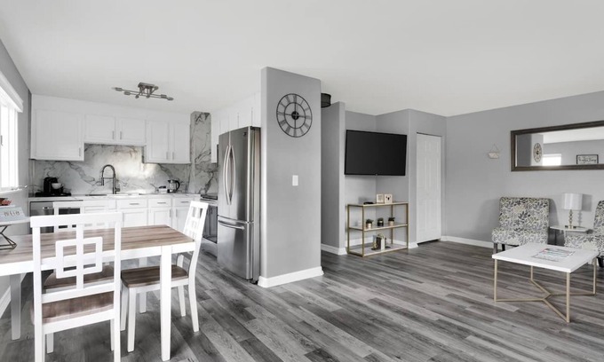 North Star Apartment | New remodeled unit next to Downtown at Westchester