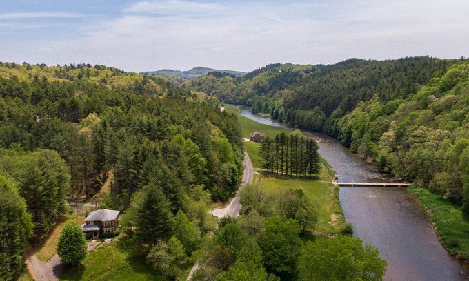 West Jefferson Cabin | New River Overlook! 10 mins to West Jefferson, 1 mile to New River State Park