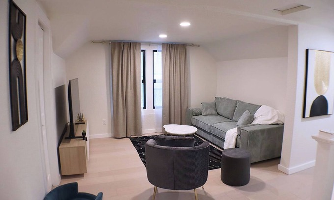 Hilltop House | NEW Robin's Roost 1BD Where Comfort and Charm Meet