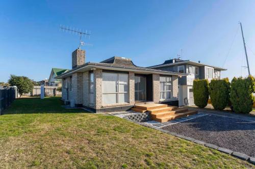 Two Mile Bay House | New Rooms Available Now! - 7 Min Walk to the Lake and Sail Club