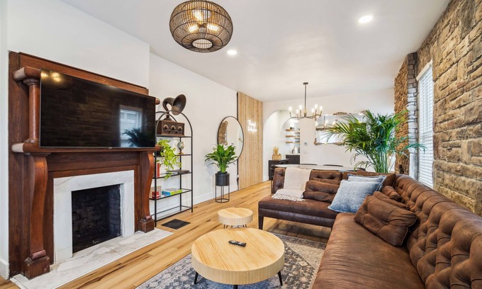 Weinland Park House | NEW spacious unit in the OSU Campus District,Walk to Expo Cntr, 6 Beds-Sleeps 10