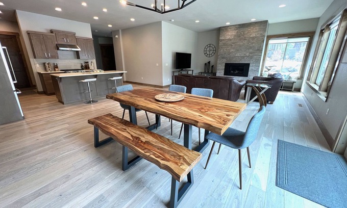 Bend House | New, Stunning & Modern Luxury, Fire Pit, A/C, Golf, Bike, Hike & Mt Bachelor