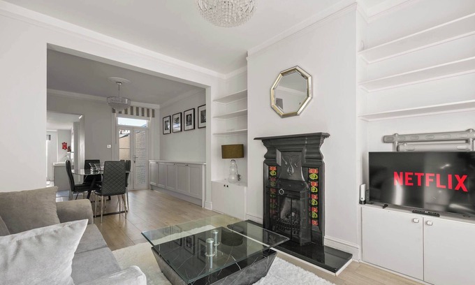 Windsor House | New! Stylish 4BR - Windsor City Centre - Sleeps 6