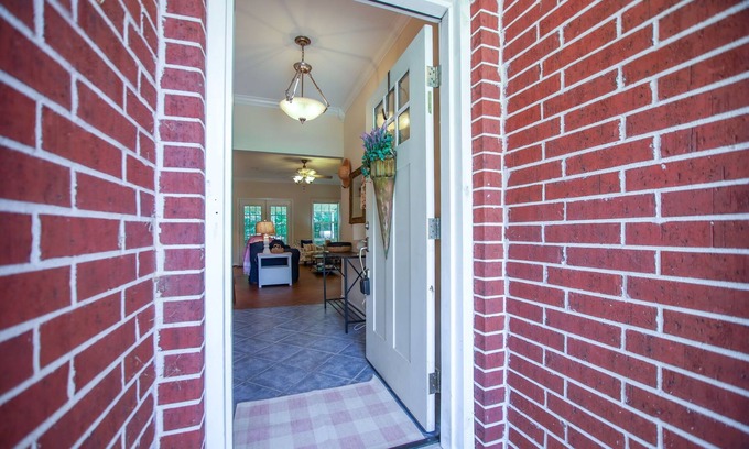 Nacogdoches House | New to the Market! 3/2 BRIGHT and CLEAN Home with All the Amenities