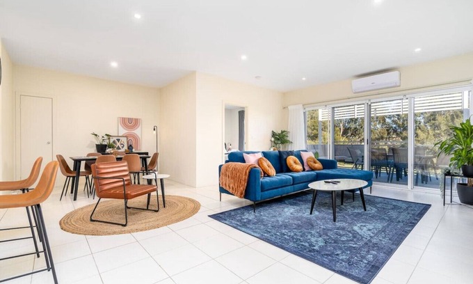 Lyneham Apartment | New to VRBO: Captivating 3BR/2BA APT close to Dickson Shopping!