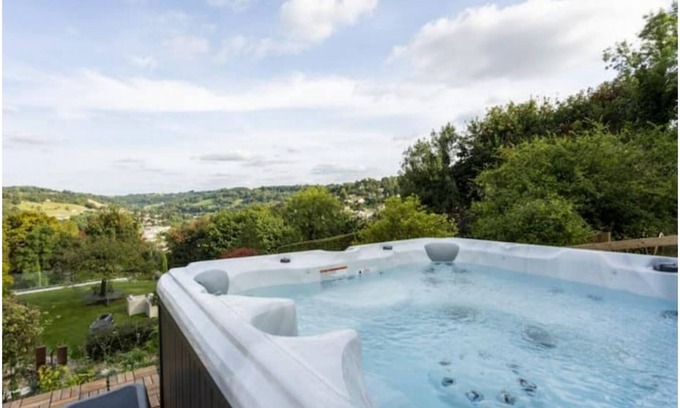Rodborough House | NEW TO VRBO! Stunning 5-bedroom villa with hot tub, pure Cotswolds luxury