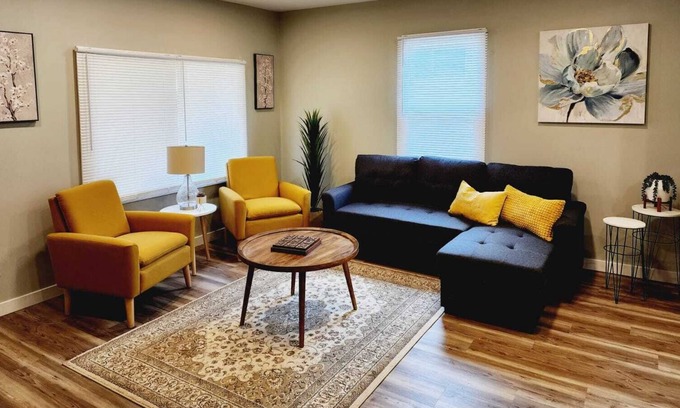 Glendale House | NEW updated Cozy 2BDR house near Convention Center