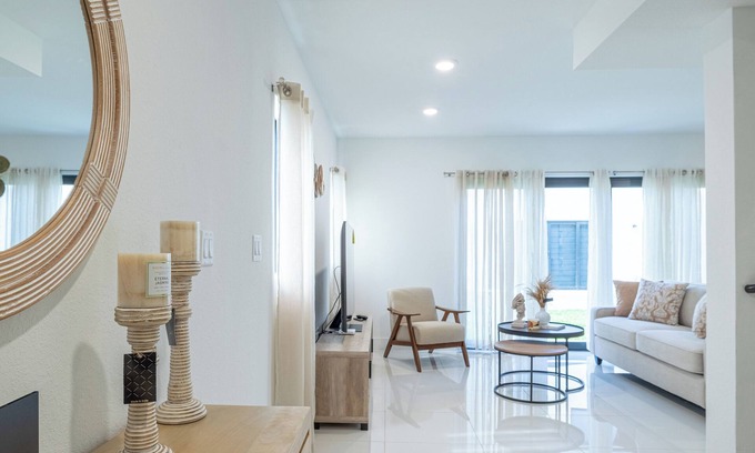 Florida City Villa | New Villa Serenity - 5 BR home for big groups - Near Florida Keys