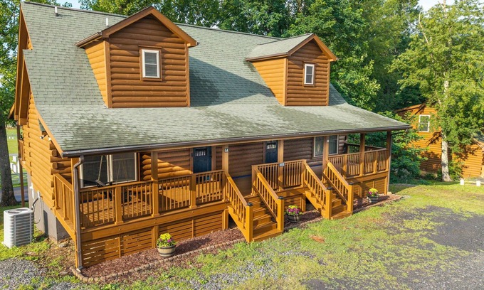 West Jefferson Cabin | New! Walk to Downtown | Mountain Views | Sleeps 13