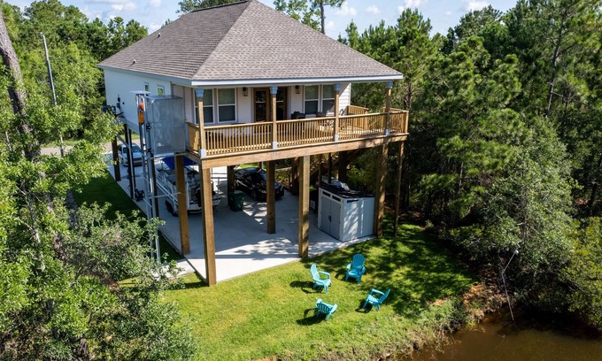 Shoreline Park House | NEW, Waterfront Home - 5 min boat ride to the Jourdan River!