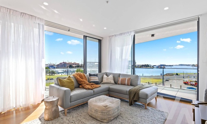 Wickham Apartment | Newcastle Harbour View Apartment, 2 Bed, 2 Bath, Free Parking
