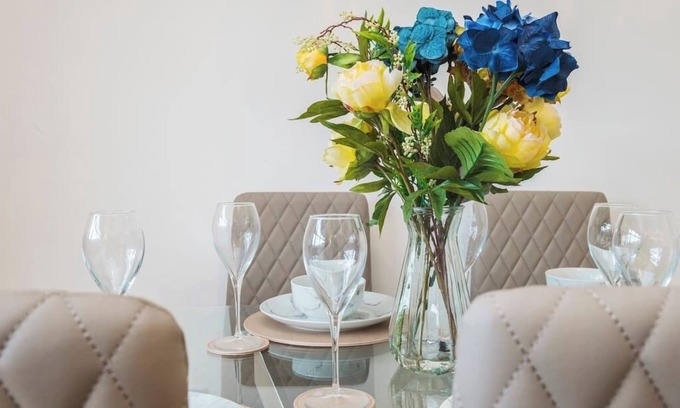 Custom House House | Newham Excel E16 - 3 bed 2.5 bath house w Free parking, 3 Bed 1.5 bath House with Parking Close to E