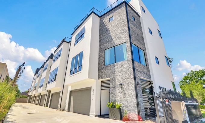 Houston House | Newly Constructed Winsome Village A - Galleria Area!